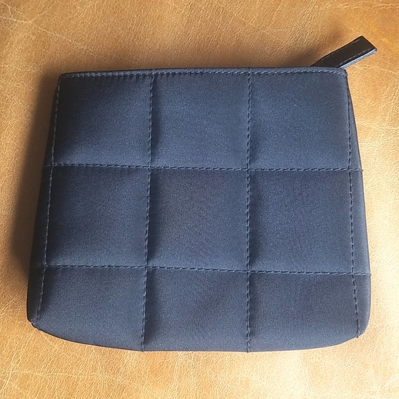 Givenchy Cosmetic black quilted bag clutch - Picture 2 of 5